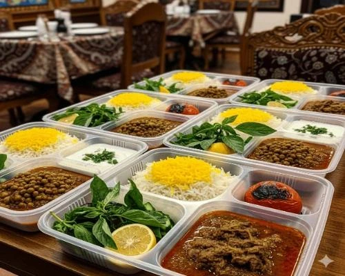 ظروف بسته بندی رستورانی – 🍲 ظروف یکبار مصرف چهر خانه شفاف مناسب بسته بندی انواع پلو ها و خورشت ها روی میز رستوران ایرانی